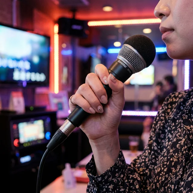 カラオケマイクの正しい持ち方と角度の実演